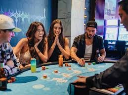 Penggemar Sports Betting menggunakan smartphone untuk bertaruh sepak bola dan bulu tangkis